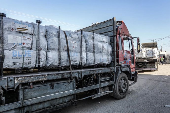 Archivo - Arquivo - Caminhões carregados com ajuda alemã entram na Faixa de Gaza pela passagem de Kerem Shalom, na fronteira com Israel (arquivo)