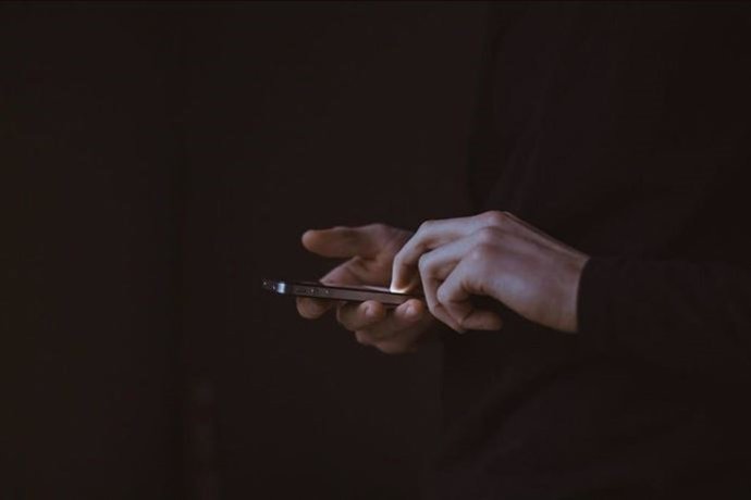 Um usuário com um smartphone