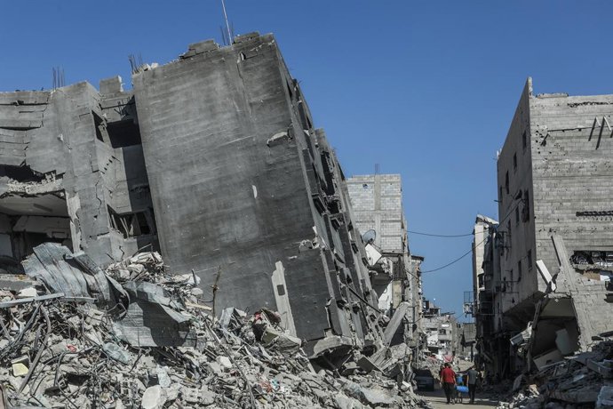 Archivo - Arquivo - Prédios destruídos por ataques do exército israelense na cidade de Khan Younis, no sul da Faixa de Gaza (arquivo)