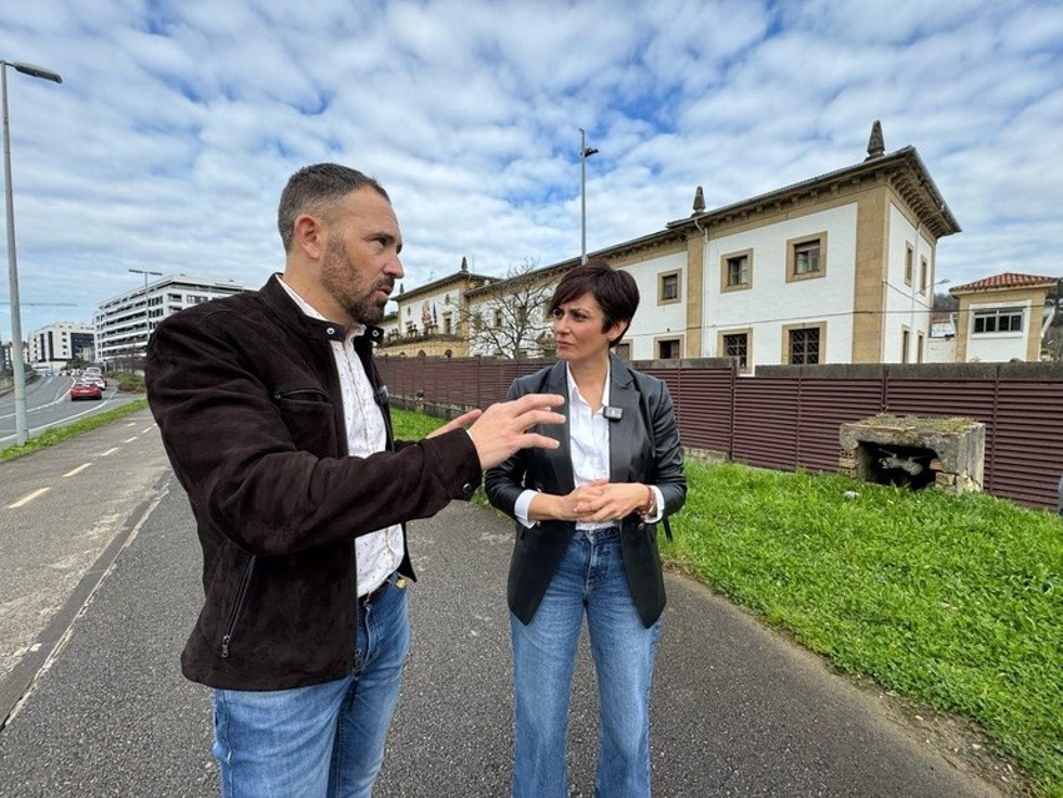 El consejero vasco de Vivienda, Denis Itxaso, y la ministra de Vivienda, Isabel Rodríguez, junto a la cárcel de Martutene en San Sebastián.