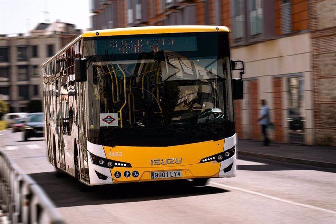 Archivo - Autobús sustitutivo en San Fernando de Henares ante el cierre de la Línea 7 de Metro entre Barrio del Puerto y San Fernando de Henares