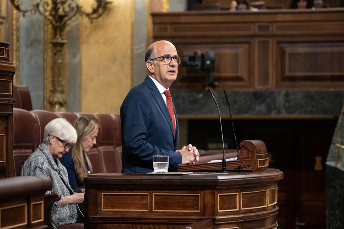 Archivo - El diputado de Unión del Pueblo Navarro (Grupo Mixto) Alberto Catalán.