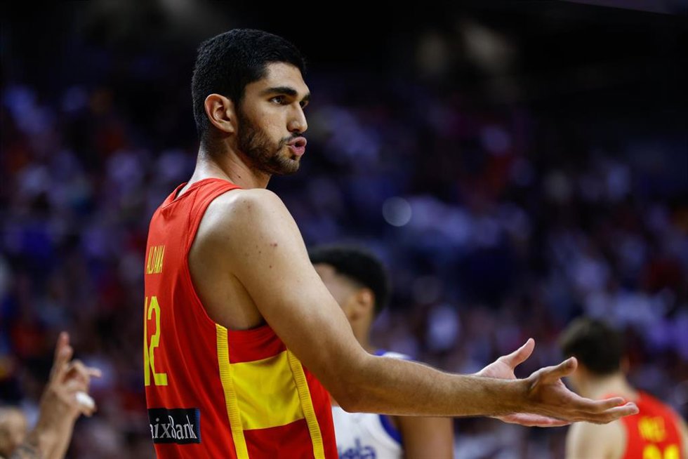 Archivo - Santi Aldama durante un partido con la selección española de baloncesto