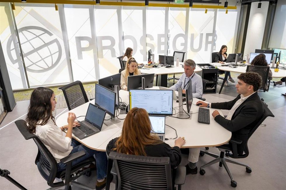 Archivo - Trabajadores de oficina de Prosegur