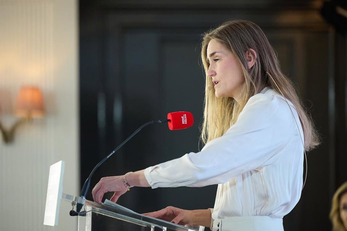 La vicepresidenta tercera del Gobierno y ministra para la Transición Ecológica y el Reto Demográfico, Sara Aagesen, interviene durante un desayuno informativo de Europa Press, en el Hotel Rosewood Villa Magna, a 21 de febrero de 2025, en Madrid (España).