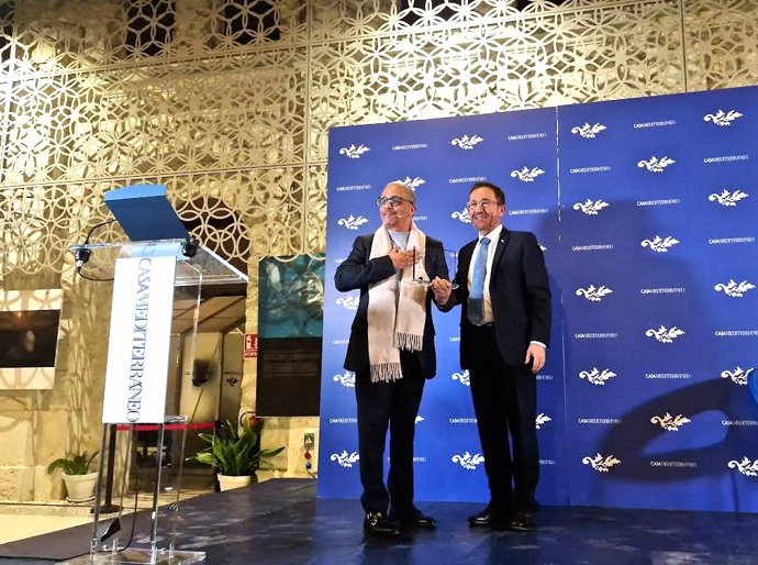 El escritor argelino Yasmina Khadra, Premio Casa Mediterráneo por su "compromiso con el diálogo intercultural".