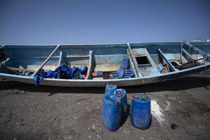 Archivo - Un cayuco en el puerto de La Restinga