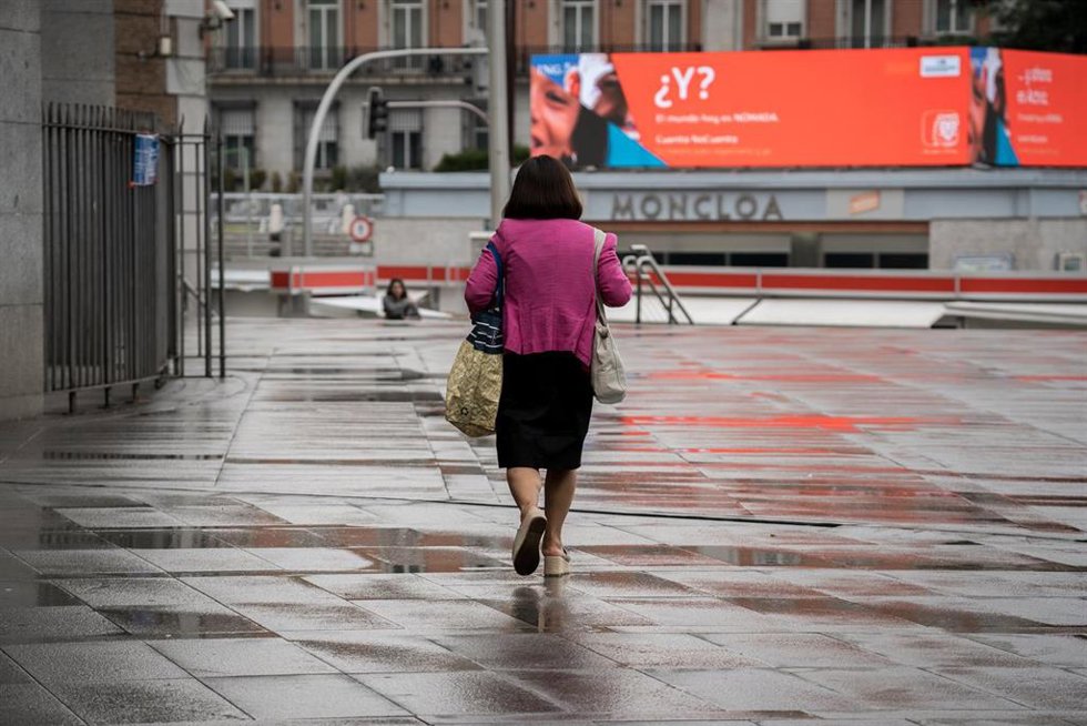 Archivo - Una mujer pasea por la calle en Moncloa, a 21 de mayo de 2023, en Madrid (España).