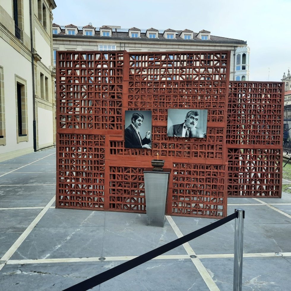 El Legislativo vasco ha encendido un pebetero junto a la escultura 'Brújula de Medianoche', ubicada frente a la entrada de la sede del Parlamento