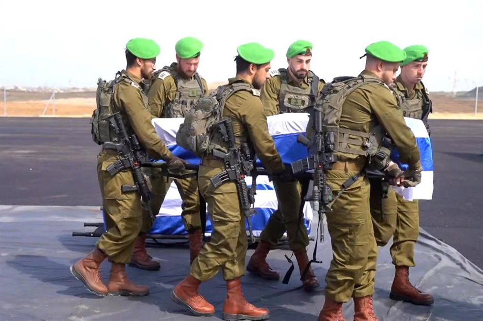 Militares de Israel portan el ataúd con los restos de uno de los rehenes muertos en la Franja de Gaza tras su entrega por parte del Movimiento de Resistencia Islámica (Hamás) el 20 de febrero de 2025