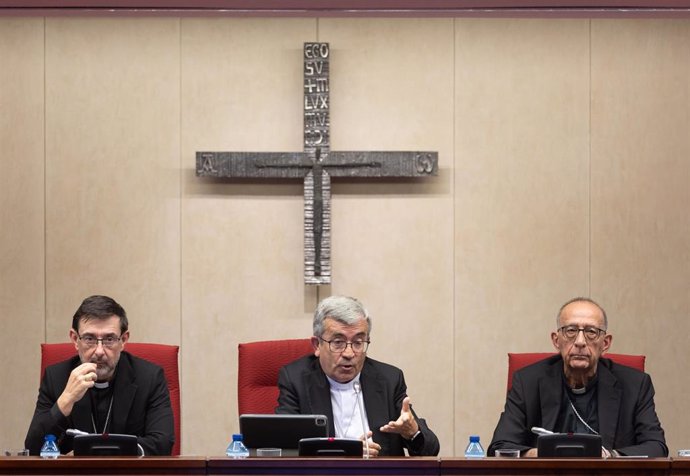 Archivo - El presidente de la CEE, Luis Argüello (2i), y el vicepresidente de la Conferencia Episcopal Española (CEE), José Cobo (1i), durante una reunión en la sede de la CEE.