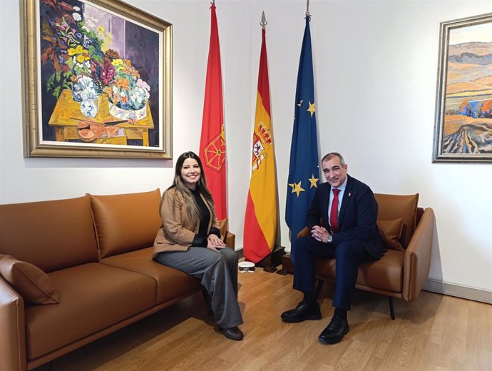 El consejero Óscar Chivite junto a la alcaldesa del Valle de Egüés Xuriñe Peña.