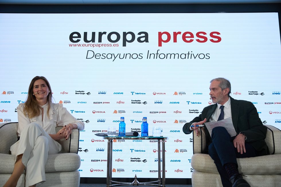 La vicepresidenta tercera del Gobierno y ministra para la Transición Ecológica y el Reto Demográfico, Sara Aagesen, y el director de Europa Press, Javier García Vila, durante un desayuno informativo de Europa Press. 