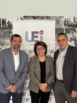 El presidente de la UEI y de la Cámara de Barcelona en el Vallès Oriental, Pep Garcia; el presidente de la Cámara de Barcelona en Osona, Josep Pujadas, y la presidenta del Consell Empresarial d'Osona, Gemma Vivet.