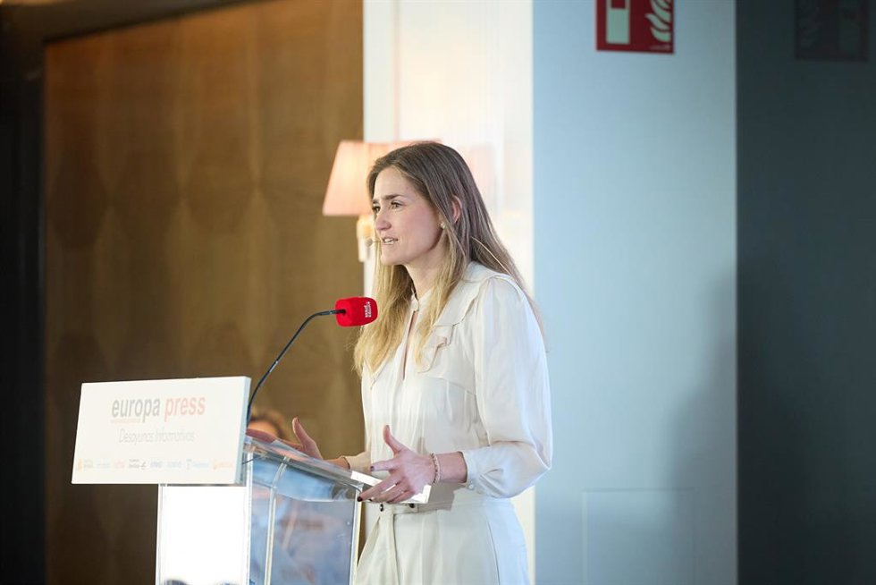 La vicepresidenta tercera del Gobierno y ministra para la Transición Ecológica y el Reto Demográfico, Sara Aagesen, interviene durante un desayuno informativo de Europa Press, en el Hotel Rosewood Villa Magna, a 21 de febrero de 2025, en Madrid (España).