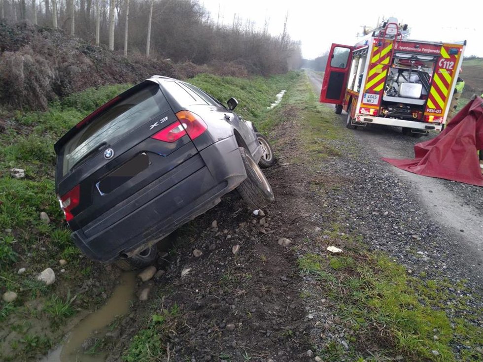 Vehículo atrapado en un canal de riego de Villadepalos (León)