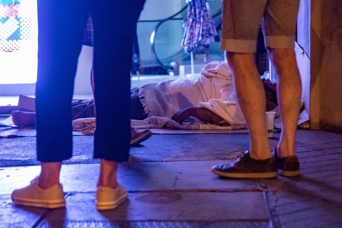 Archivo - Una persona duerme en la calle durante la realización del censo de personas en situación de sinhogarismo llevado a cabo por la fundación Arrels, a 15 de junio de 2022, en Barcelona, Cataluña (España). IMAGEN DE ARCHIVO