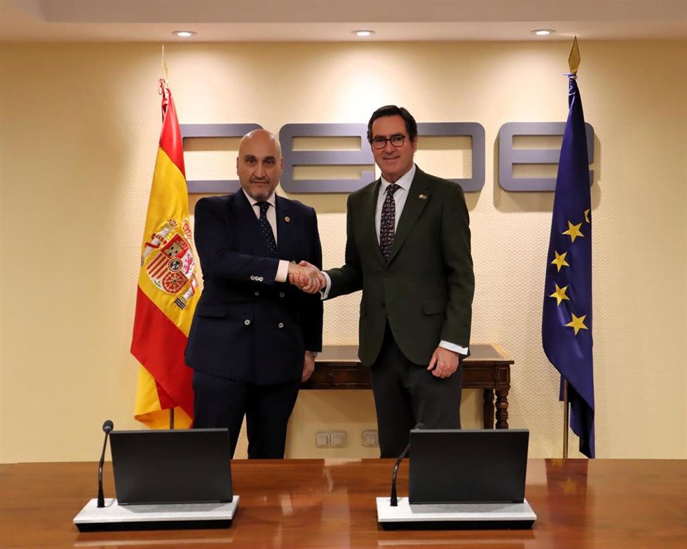 El presidente de CEOE, Antonio Garamendi, y el presidente del Consejo General de Colegios de Gestores Administrativos de España, Fernando Jesús Santiago Ollero, en la sede de CEOE, en Madrid.