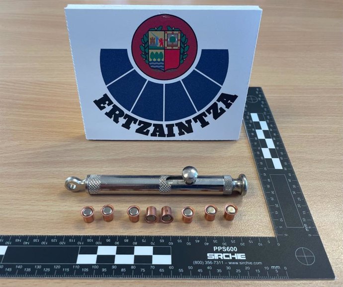 Bolígrafo pistola y munición detonadora o de fogueo incautada por la Ertzaintza