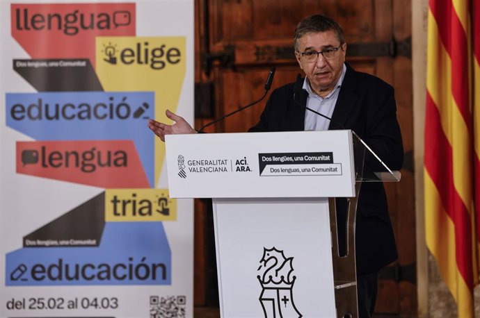 El conseller de Educación, Cultura, Universidades y Empleo de la Generalitat Valenciana, José Antonio Rovira, interviene durante la presentación de la campaña sobre la elección de la lengua base en los centros educativos, en el Palau de la Generalitat. 