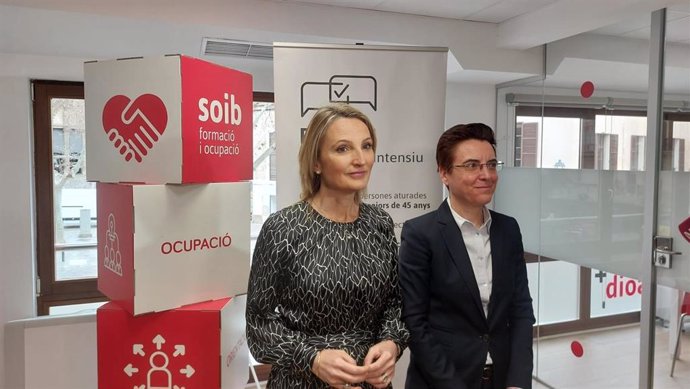La secretaria autonómica de Trabajo, Empleo y Diálogo Social, Catalina Cabrer, y la directora del SOIB, María de la Luz Moreno, en la presentación del programa Seguimiento Intensivo.