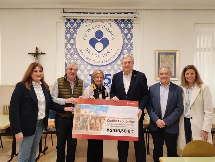 Las donaciones del calendario municipal de Logroño ascendieron a más de 2.400 euros destinados a la Cocina Económica