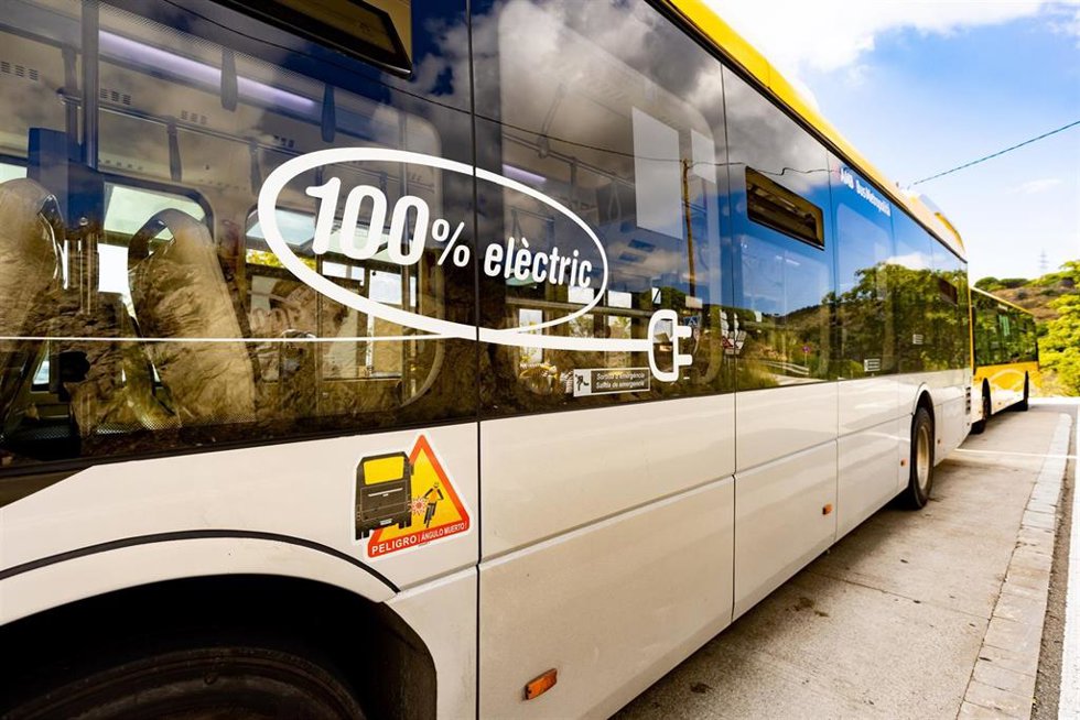 Archivo - El bus metropolitano de Barcelona incorpora una nueva señal de ángulo muerto