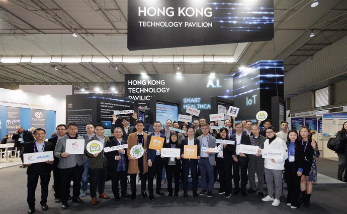 El equipo de HKTDC y profesionales de startups de Hong Kong en la edición de MWC 2024