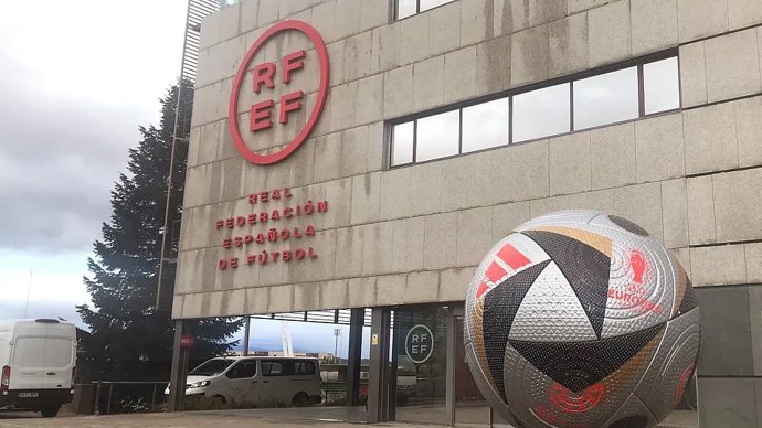 Archivo - Balón en la Ciudad del Fútbol de Las Rozas. 