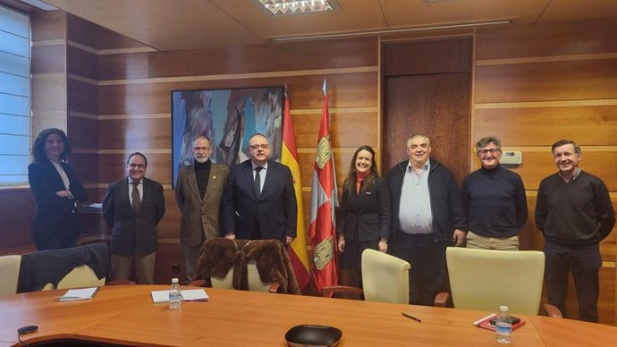 El consejero de Sanidad, Alejandro Vázquez; el secretario general de Sanidad, Israel Diego; coordinadora de dirección general de Salud Pública, Cristina Granda; presidente del Consejo de Veterinarios, Luciano Díez, y el vicepresidente, José Miguel Gil
