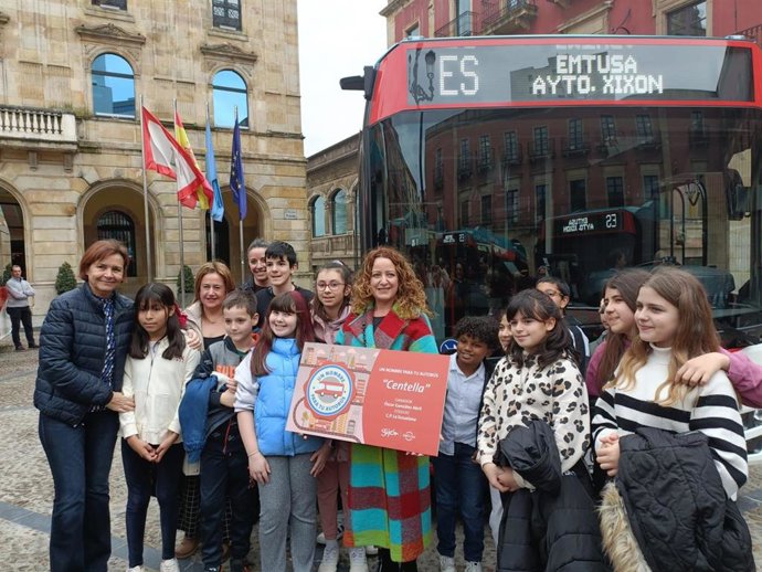 La alcaldesa de Gijón, Carmen Moriyón, junto a  alumnos del colegio público 'Escuelona' que han puesto nombre a unos de los primeros seis autobueses eléctricos de línea regular de Emtusa.