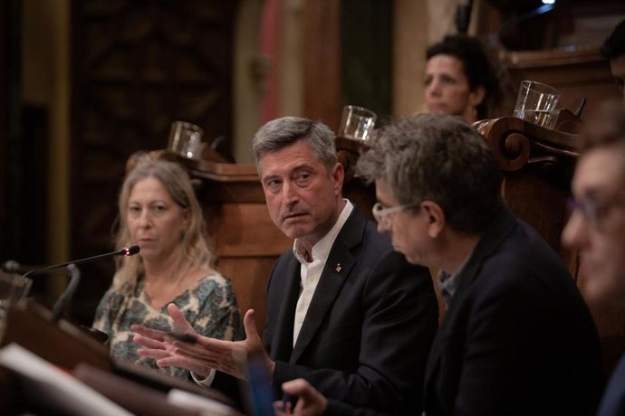 Archivo - El portavoz de Junts per Catalunya en el Ayuntamiento de Barcelona, Jordi Martí i Galbis (c), interviene en una sesión plenaria en el Ayuntamiento de Barcelona, a 22 de julio de 2022, en Barcelona, Catalunya (España).  El pleno de hoy debate una