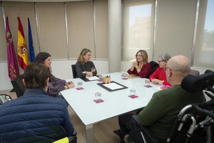 La consejera de Política Social, Familias e Igualdad, Conchita Ruiz, durante la reunión mantenida con la Asociación ELA Región de Murcia
