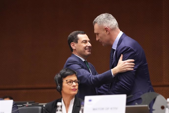 El presidente de la Junta de Andalucía, Juanma Moreno, saluda al alcalde de Kiev, Vitali Klitschko, en Bruselas en la entrega del Premio Pawel Adamowicz.