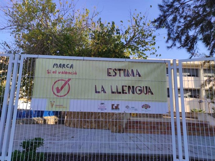 Cartel a favor del valenciano en un colegio de Oliva