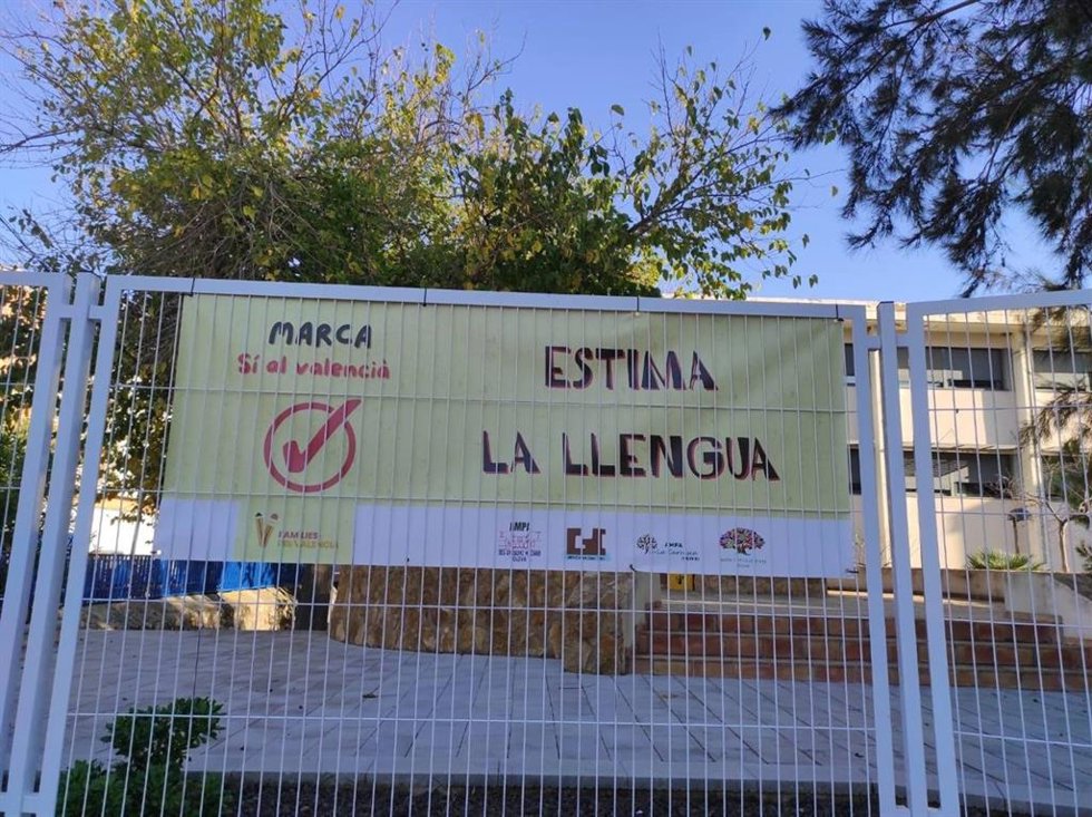 Cartel a favor del valenciano en un colegio de Oliva