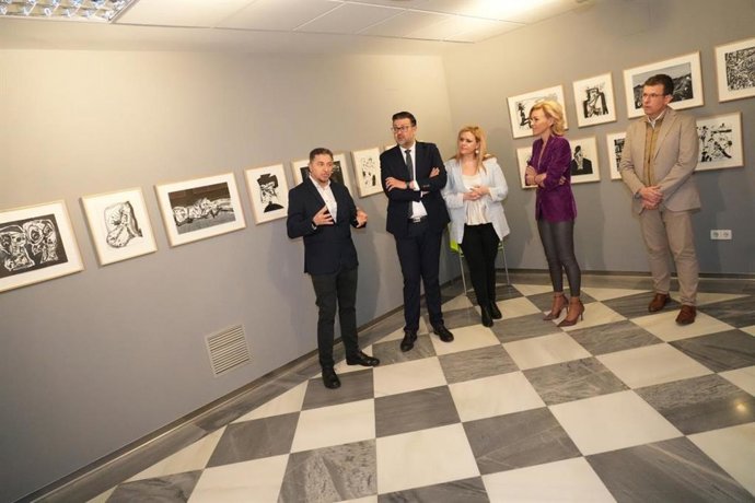 El consejero de Educación, Cultura y Deportes, Amador Pastor, durante una visita  a la Sala de Exposiciones de Princesa Zaida.