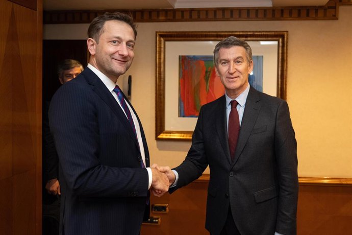 O Presidente do PP, Alberto Núñez Feijóo, reuniu-se ontem à noite em Madri com o Comissário Europeu para Agricultura e Alimentação, Christophe Hansen, para informá-lo sobre as medidas incluídas na Lei de Tributação Agrícola do PP.
