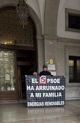 César Vea frente a la Delegación del Gobierno