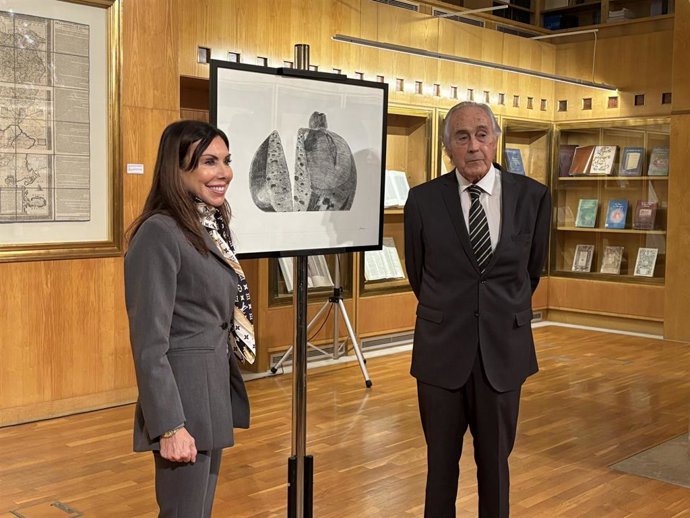 La presidenta de las Cortes de Aragón, Marta Fernández, y el galerista Germán Bandrés, con el aguafuerte de Pablo Serrano 'Hogaza con manzana'.