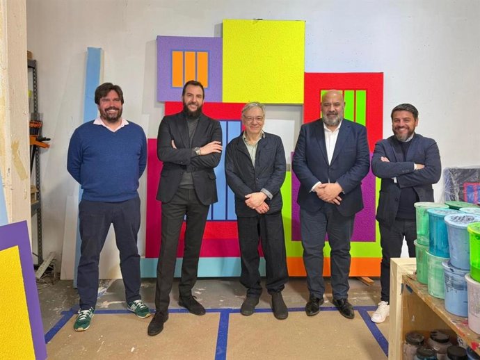 El alcalde de Palma, Jaime Martínez, en la visita al estudio de Peter Halley