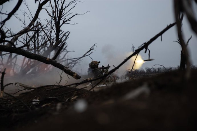Archivo - Arquivo - Um soldado do exército ucraniano dispara um RPG contra posições do exército russo na província de Donetsk (arquivo).