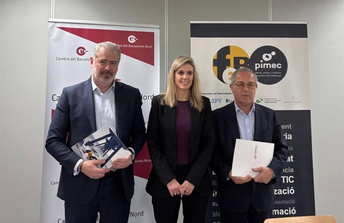 El presidente de la Cámara de Barcelona en el Barcelonès Nord, Vicenç Hernández, el presidente de FEB-Pimec, Josep Maria Puente, y la primera teniente de alcalde y concejal de promoción económica del Ayuntamiento de Badalona, Cristina Agüera
