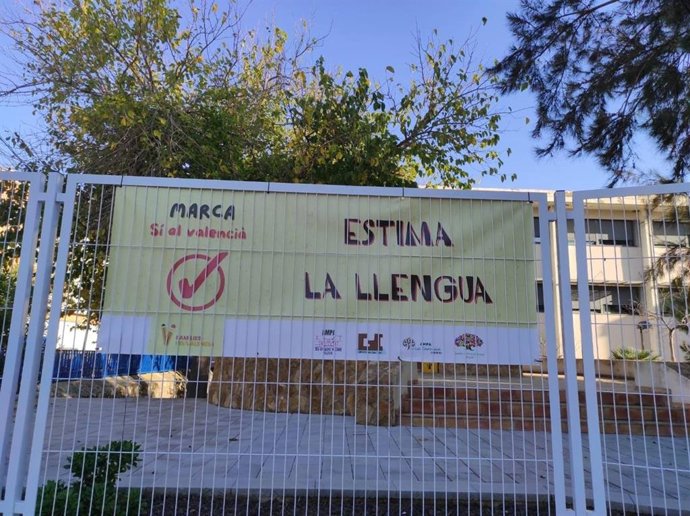Cartell a favor del valencià en un col·legi d'Oliva