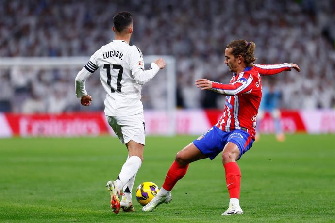 Lucas Vazquez y Antoine Griezmann durante el derbi de LaLiga EA Sports 24-25 en el Santiago Bernabéu
