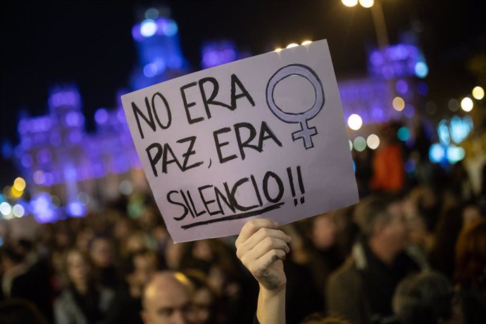 Archivo - Una persona sostiene un cartel, durante una manifestación contra la violencia hacia las mujeres, a 25 de noviembre de 2023, en Madrid (España). La manifestación, convocada por la Comisión 8M, ha tenido lugar en el Día Internacional de la Elimina