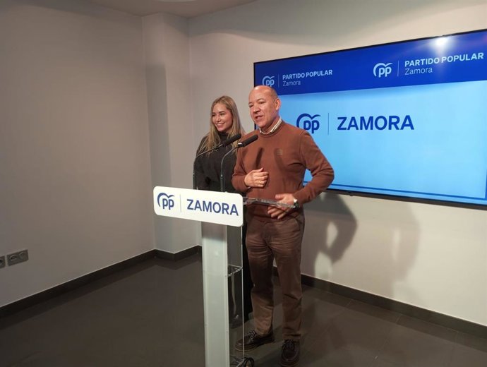 La vicesecretaria de Movilización y Reto Digital del Partido Popular, Noelia Núñez, junto al presidente del PP de Zamora, José María Barrios. .