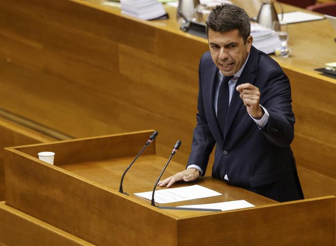 El presidente de la Generalitat valenciana, Carlos Mazón, durante una sesión de control en Les Corts 