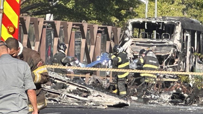 7 de fevereiro de 2025, São Paulo, São Paulo, Brasil: Sao paulo (sp), 07/02/2025 - avião/acidente/mortos/sp - avião king air de pequeno porte cai em avenida na barra funda, zona oeste de são paulo; há pelo menos 2 mortos e 2 feridos. De acordo com o corpo