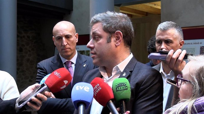 El alcalde de León junto al secretario general de Coalición por el Bierzo este viernes en León.
